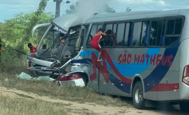 Acidente entre dois ônibus mata duas pessoas e deixa outras feridas na BA-120