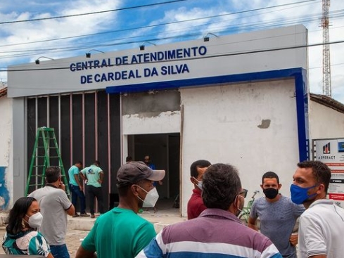 Prefeito Branco Sales vistoria obra da Central de Atendimento de Cardeal da Silva