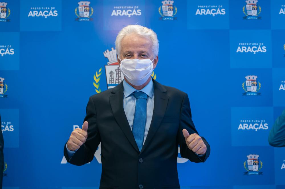 Prefeito Agamenon Coelho adia início das aulas para março em Araçás