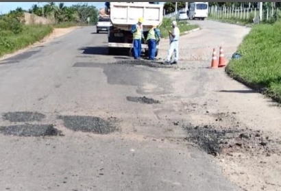 Operação tapa buracos volta a acontecer na BA-504 entre Alagoinhas e Araçás