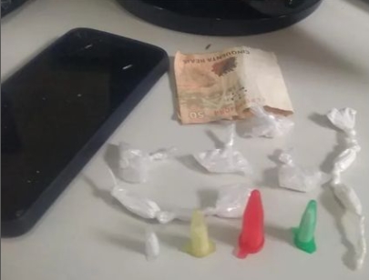 Homens são presos pela Polícia Militar por suspeita de tráfico de drogas em Esplanada