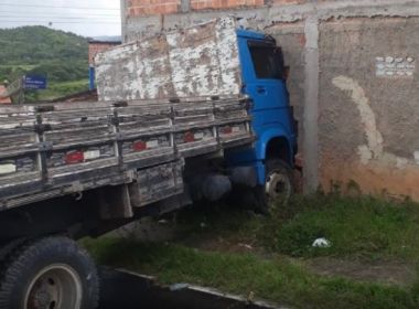  Motorista perde freio e caminhão invade casa em Mata de São João