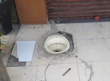 Vaso sanitário em passeio de rua gera reclamações em Feira de Santana