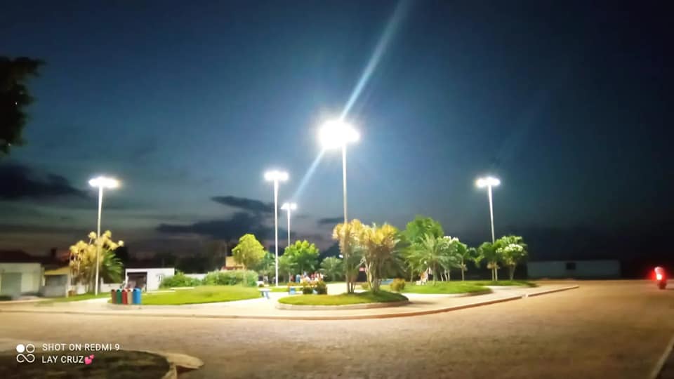 Prefeitura de Inhambupe realiza banho de luz na praça da Colônia 