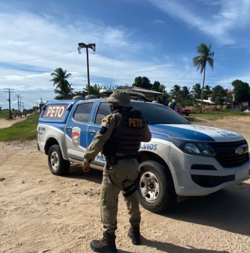 Homem é preso por posse ilegal de arma de fogo após operação da PETO em Posto médico de Conde