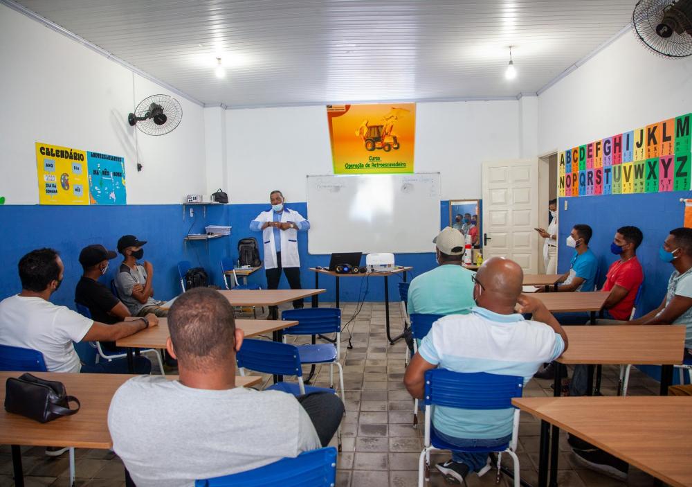 Aulas do primeiro curso de Operador de Retroescavadeira são iniciadas em Cardeal da Silva