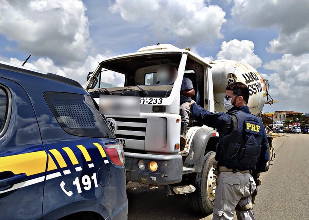 Caminhão é apreendido sem porta do motorista e para-brisa no recôncavo baiano