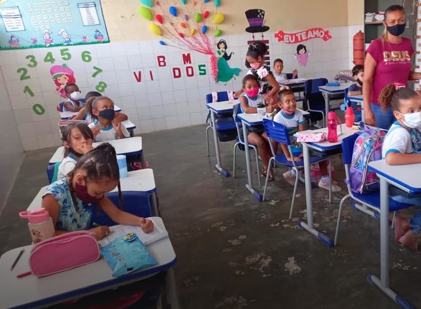 Em Arauá, estudantes da rede Municipal de ensino iniciam suas aulas em 2022 de forma presencial; Crianças são vistas sem máscaras