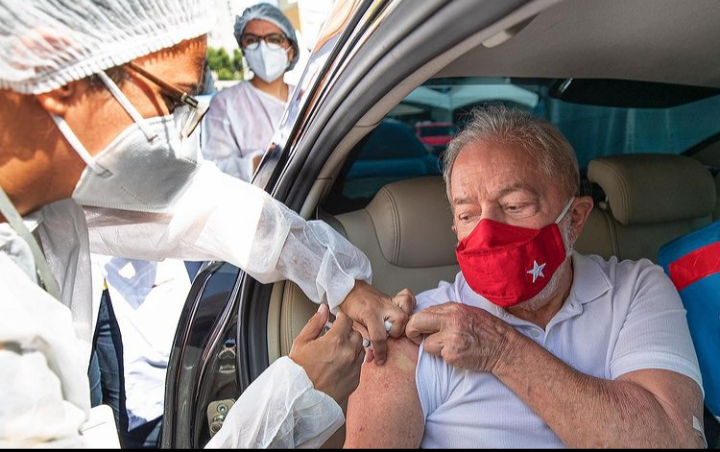 Ex-presidente Lula é vacinado em São Paulo; veja vídeo