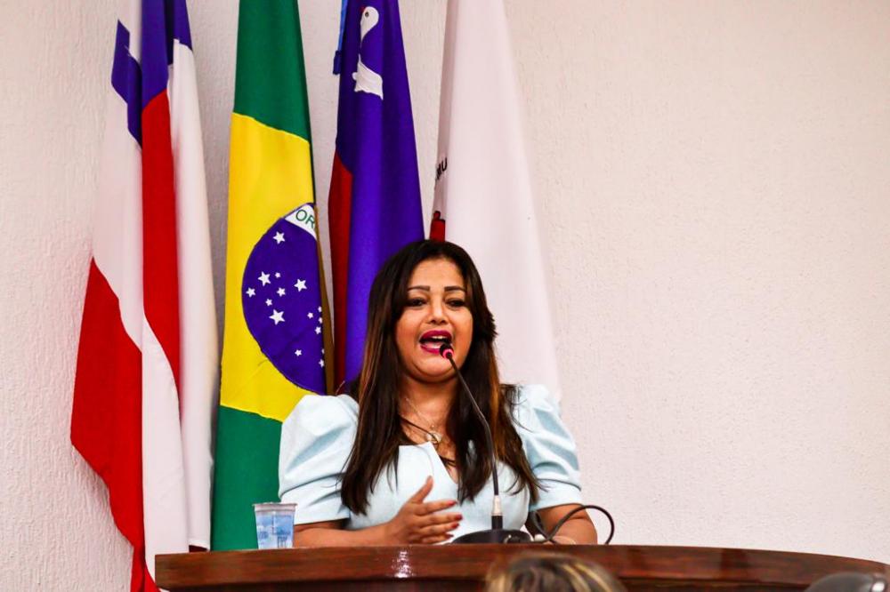 Vice-prefeita leva mensagem do executivo na abertura dos trabalhos da câmara em Candeias