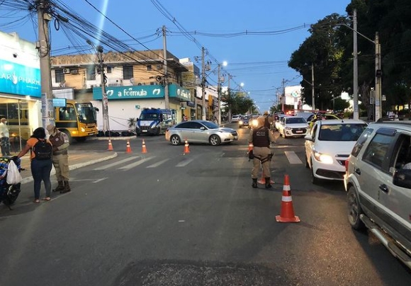 Vídeo: Policiais do Quarto Batalhão realizam Operação Paz no Trânsito e deixa transito lento no centro de Alagoinhas; Assista