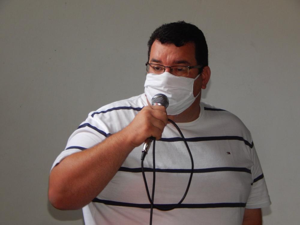 Após repercussão de grande fila em busca de emprego Rodrigo culpa falta de oportunidades a eleições com empresários e 200 reais às vésperas das eleições ''Fico triste mas infelizmente são as escolhas''