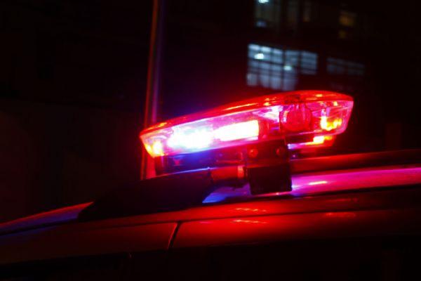 Dono de sorveteria entra em luta corporal com bandido durante assalto