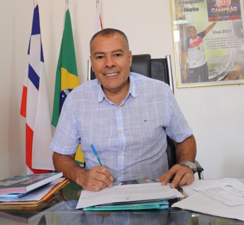 Prefeito Joaquim Neto sanciona lei para reajuste de 33,24% nos salários dos professores