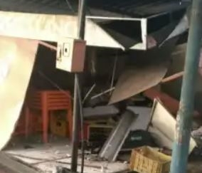 Vídeo: Carro invade barraca no centro de Alagoinhas na madrugada desta quarta-feira; Assista