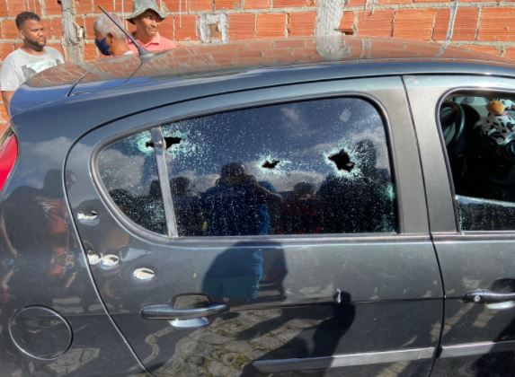 Homem é morto a tiros em plena luz do dia dentro de veículo em Alagoinhas
