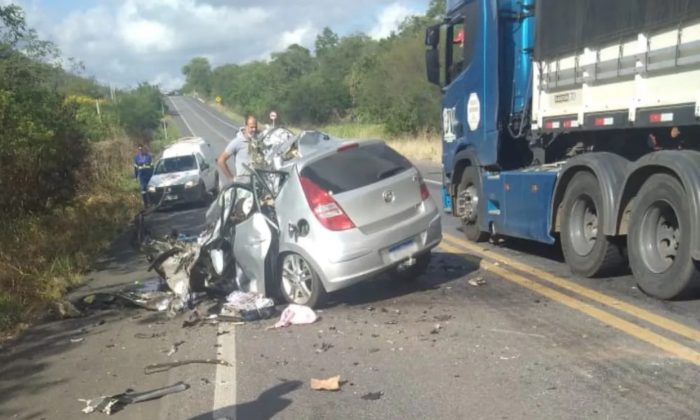 Motorista morre ao bater de frente com carreta no interior da Bahia
