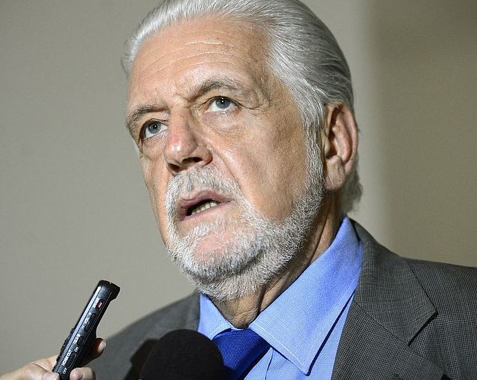 Wagner comunica ao PT que não será candidato a governador da Bahia