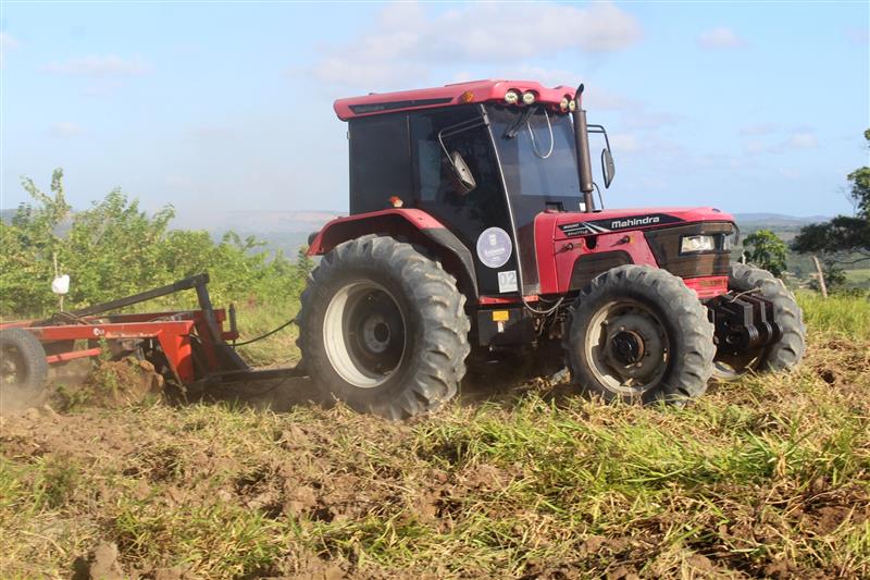 Prefeitura de Estância garante horas de trator para pequenos produtores prepararem o solo para o plantio de milho