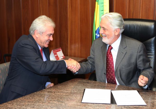 Lula estará comprometido ‘total e com alegria’ na campanha de Otto, diz Wagner