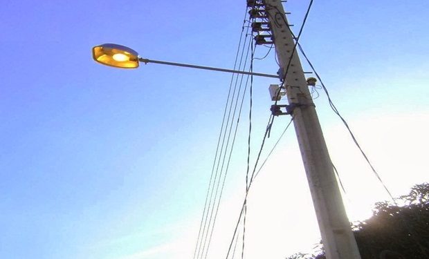 Mulher encosta em poste e morre eletrocutada no dia do aniversário
