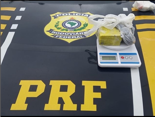 Exclusivo: PRF prende mulher com mandado de prisão aberto e por tráfico de drogas em Sergipe