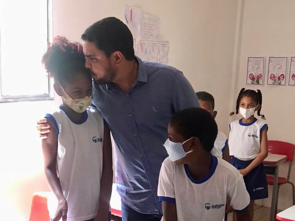 Exclusivo: Prefeito de Itanagra visita alunos da rede pública sem máscara e compartilha fotos nas redes sociais da gestão