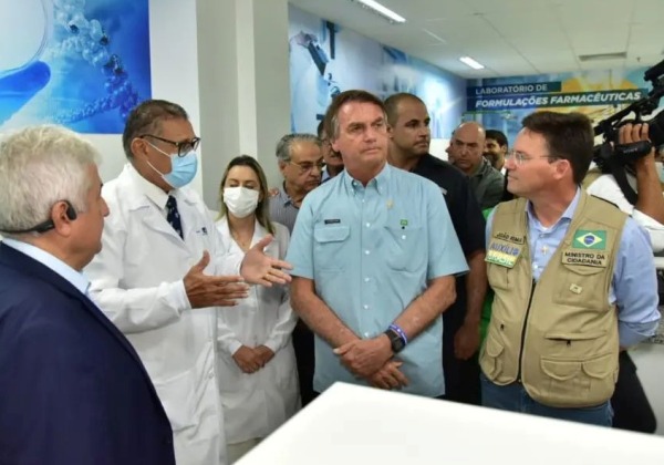 Bolsonaro diz que máscaras serão liberadas até dia 31: ‘Não se pode viver de ondas’