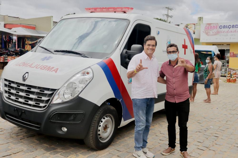 Chiquinho Produções entrega ambulância com Deputado Angelo Almeida em Biritinga; E declara seu apoio ao político em Cipó