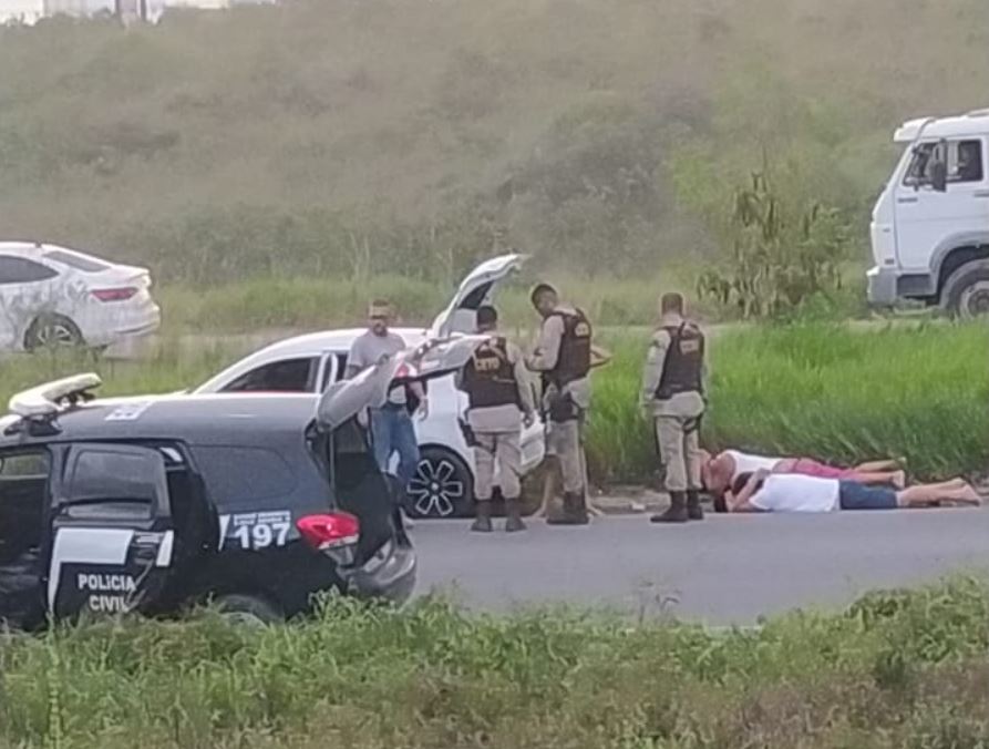 Viatura da Polícia Civil é atacada em acampamento dos ciganos em Alagoinhas