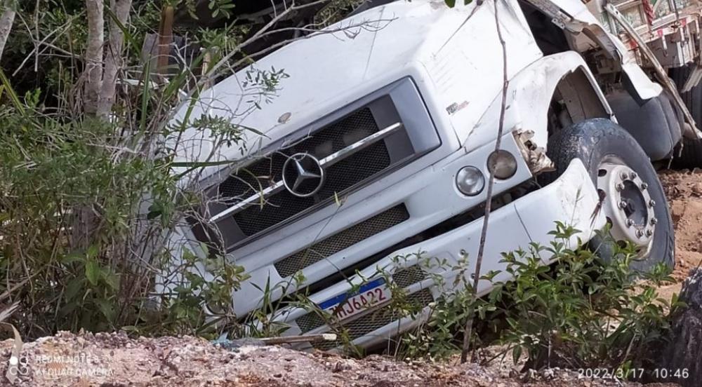 Caminhão capota e deixa um morto e dois ferido na Ba-099 entre Baixio e Subaúma