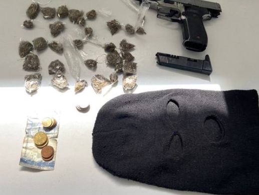 Policiais realizam prisão em flagrante delito por tráfico de drogas e apreendem simulacro de arma de fogo em Alagoinhas