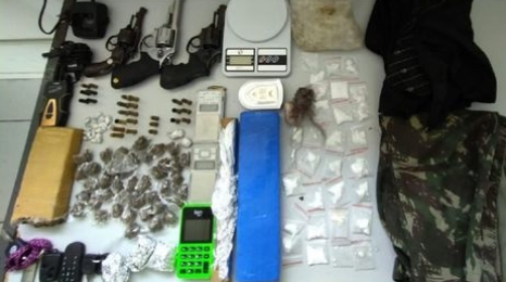 Policiais matam dois homens, apreendem armas, munições, drogas e recuperam veículo roubado em Alagoinhas