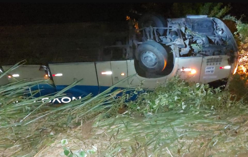 Ônibus interestadual capota após tentativa de assalto na BR-101