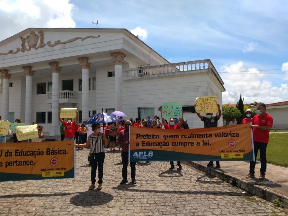 Em desfesa da educação professores de Esplanada fazem manifestação na Câmara, Seduc e Prefeitura; Entenda