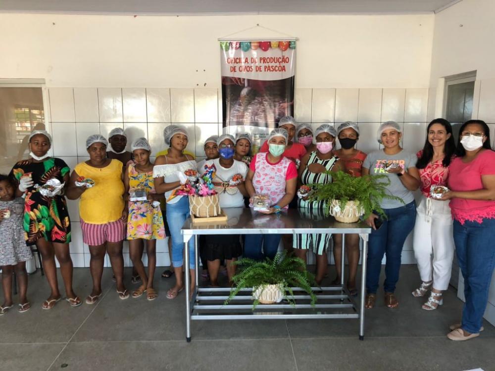 Mulheres participam da Oficina de Produção de Ovos de Páscoa em Ipecaetá