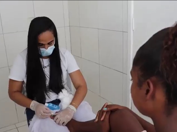 Vídeo: Primeira Dama e Secretária de Saúde atua como manicure em evento de sua pasta em Cardeal da Silva