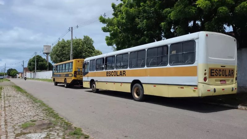Motoristas são presos suspeitos de roubar combustível de ônibus escolares