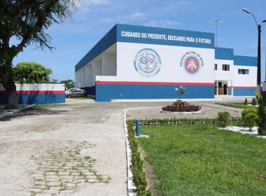 Jovem negra é impedida de entrar na escola por ter cabelo 'não adequado'