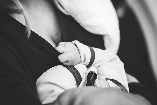 Mãe cochila durante amamentação e mata filha de um mês