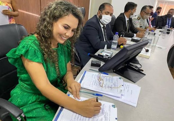 Prefeitura de Eunápolis anuncia reajuste de salário dos professores