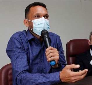 Prefeito Branco Sales aparece em sessão da Câmara e destaca que reajuste de 33,24% da educação será decidido em conjunto ''Executivo, legislativo e APLB''