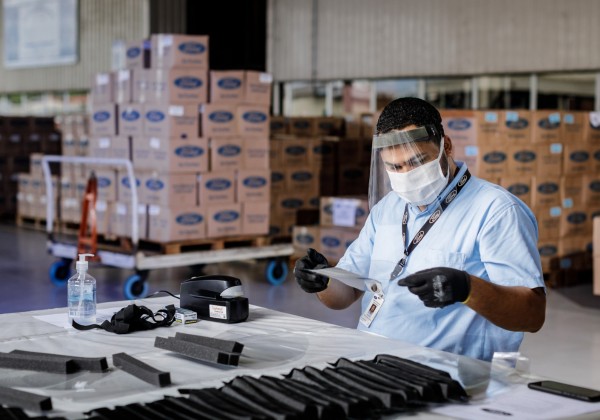 Governo Federal desobriga uso de máscaras em locais de trabalho fechados