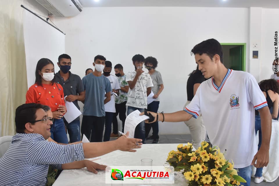 Gestão de Acajutiba firma parceria e assina contrato de jovens estagiários no governo