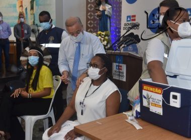 Enfermeira que recebeu 1° vacina contra Covid-19 na Bahia toma segunda dose