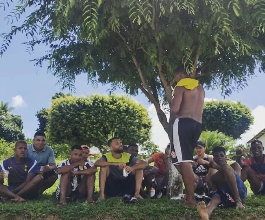 Prefeito Branco Sales aproveita baba em zona rural, atua como jogador e consegue papo descontraído para falar sobre política com jovens cardinalenses