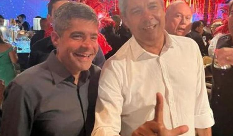 ACM Neto quebra silêncio sobre foto com Jerônimo Rodrigues