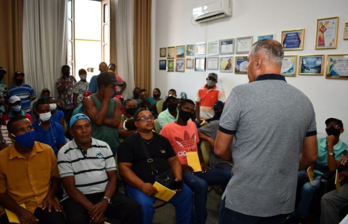 Reunião entre Prefeitura de Alagoinhas e carroceiros discute substituição da tração animal e alternativas de renda para a categoria