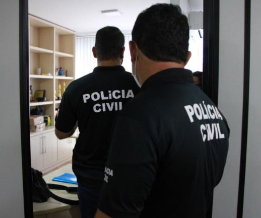 Mulher é presa por estupro de vulnerável; Ela se relacionava com uma menina de 12 anos