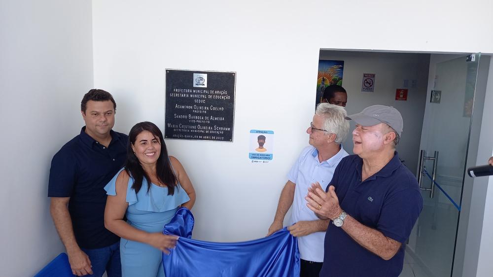 Araçás: Nova placa da Secretaria de Educação custou mais de 3 mil reais ao município